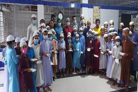 চন্দ্রগঞ্জে যুবলীগ নেতার ইফতার বিতরণ 