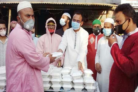 কুড়িগ্রামে পথচারীদের মাঝে ইফতার বিতরণ করলো পৌর আ’লীগ নেতা