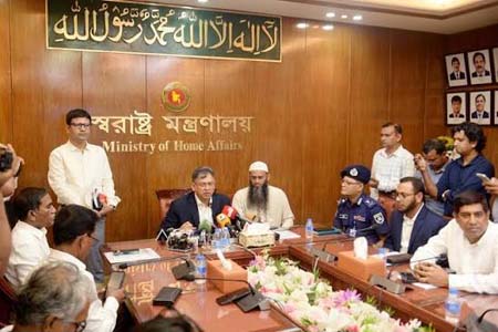 বিশৃঙ্খলা নয় সমঝোতার মাধ্যমে ইজতেমা আয়োজনের আহ্বান স্বরাষ্ট্রমন্ত্রীর