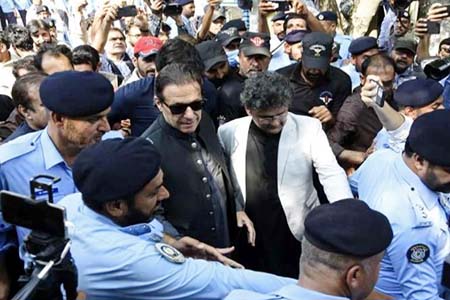 ইমরান খানকে গ্রেপ্তার