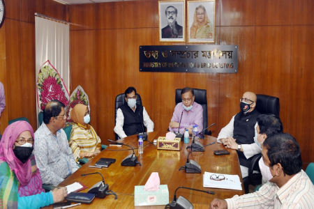 করোনার মধ্যেও অকুতোভয়ে কাজ করছে গণমাধ্যমকর্মীরা