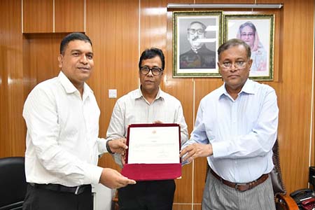 তথ্য মন্ত্রণালয়ের কর্মচারিদের হাতে শুদ্ধাচার পুরস্কার