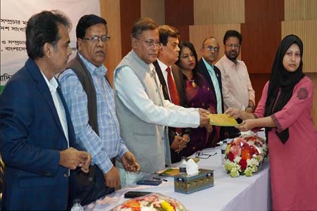 বিএনপির আগুন সন্ত্রাসের বিরুদ্ধে কলম ধরুন : সাংবাদিকদের প্রতি তথ্য ও সম্প্রচার মন্ত্রী