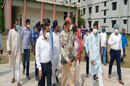 সালথায় তান্ডবে ক্ষতিগ্রস্থ সরকারী স্থাপনা পরিদর্শণ করলেন বিভাগীয় কমিশনার