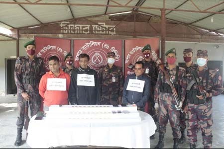 যশোরে ৩০পিস সোনাসহ ৩ পাচারকারী আটক