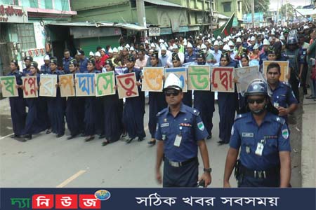 পদ্মা সেতু উদ্ধোধন উপলক্ষে যশোর আনান্দ শোভাযাত্রা করেছে পুলিশ