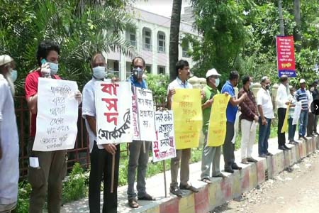 বাস ভাড়া বৃদ্ধির প্রতিবাদে যশোরে মানববন্ধন