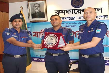 যশোর জেলার শ্রেষ্ঠ ওসি হলেন আকিকুল ইসলাম