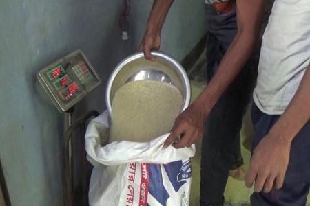 ঝিনাইদহে সরকারের খাদ্য বান্ধব কর্মসূচীর ১০ টাকা কেজি দরে চাল বিক্রি শুরু