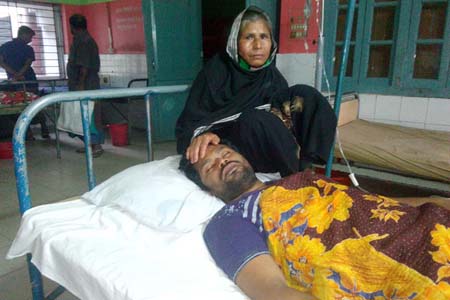 যুবককে হাতুড়ি পেটা