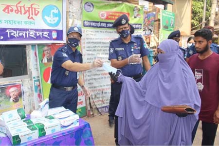 https://thenewse.com/wp-content/uploads/Jhenaidah-Police-mask-distribution.jpg