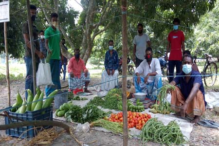 কালীগঞ্জের ৭ শিক্ষিত যুবকের সবজির ব্যবসার লাভের টাকায় মিলছে সবজি ত্রান