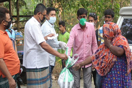 ঝিনাইদহে কর্মহীন খেটে খাওয়া অসহায় পরিবার গুলোর মাঝে খাদ্য সামগ্রী বিতরণ