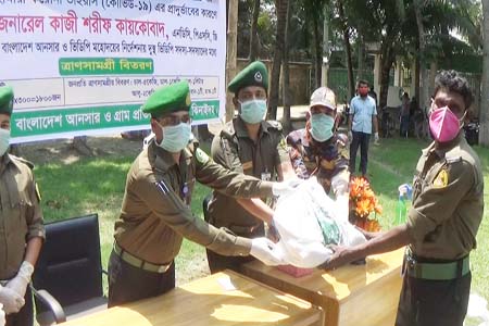 ঝিনাইদহে ১৮’শ আনসার-ভিডিপি সদস্যদের সাথে ত্রাণ সামগ্রী বিতরণ
