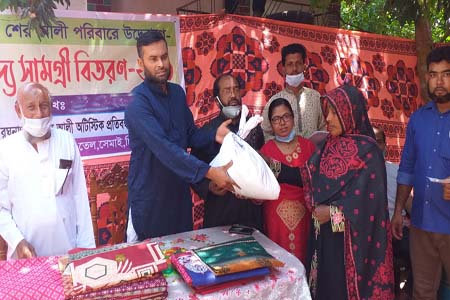 ঝিনাইদহে ৪ শতাধিক নিম্ন আয়ের মানুষের মাঝে খাদ্য ও ঈদসামগ্রী বিতরণ