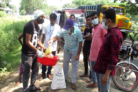 ঝিনাইদহের মানসিক প্রতিবন্ধী ও ভাসমানদের খাবার দিচ্ছে জাহেদী ফাউন্ডেশন