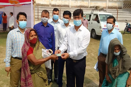 ঝিনাইদহে লকডাউনে কর্মহীন পরিবারের মাঝে প্রধানমন্ত্রীর উপহার বিতরণ