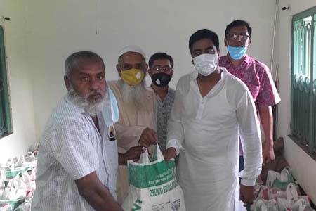 ঝিনাইদহে বাস শ্রমিকদের মাঝে খাদ্য সামগ্রী বিতরণ