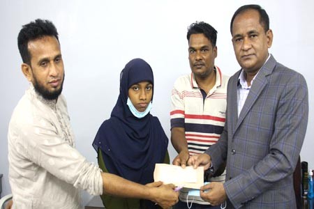 কোটচাঁদপুরে মেধাবী ছাত্রী রুহানীর পাশে জেলা পরিষদ