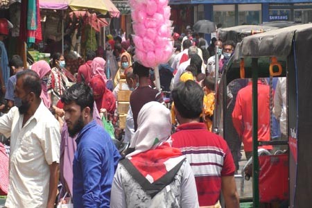 ঝিনাইদহে পোশাকের দোকানে উপচে পড়া ভীড়, মানা হচ্ছে না স্বাস্থ্যবিধি