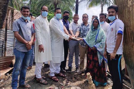 আগুনে সর্বস্ব হারানো পরিবারের পাশে কালীগঞ্জ আঞ্চলিক ভাষা গ্রুপ