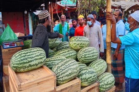 বাজারে তরমুজ বিক্রির সিন্ডিকেট কালীগঞ্জে অভিযানে নামলেন পৌর মেয়র আশরাফ