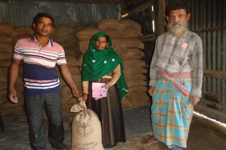 কামারখালী ইউনিয়নে ১৫ টাকা কেজি দরে চাল বিক্রি