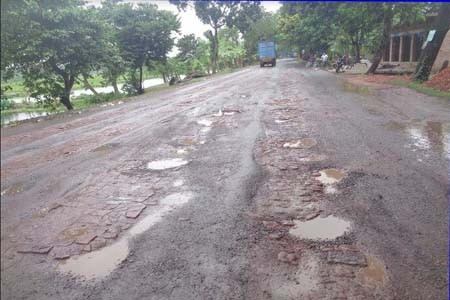 কামারখালীতে সড়ক ও জনপথের বেহাল দশা