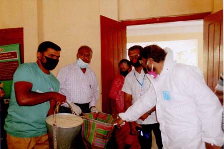 করোনা ভাইরাস উপলক্ষে কামারখালী ইউনিয়নে ত্রান বিতরন