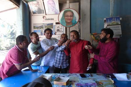 উপজেলা পরিষদ নির্বাচনে বিজয় উপলক্ষে কামারখালীতে মিষ্টি মুখ