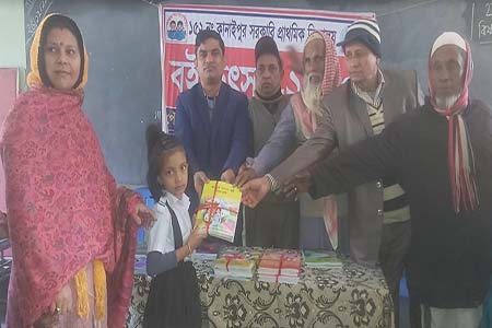 নবীগঞ্জ পৌর এলাকার কানাইপুর প্রাথমিক বিদ্যালয়ে বই বিতরন