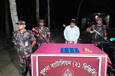 পাচারকারী আটক