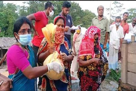 কোটালীপাড়া ও টুঙ্গিপাড়ায় প্রধানমন্ত্রীর পক্ষে জেলা পরিষদ সদস্য এর খাদ্য সামগ্রী বিতরণ
