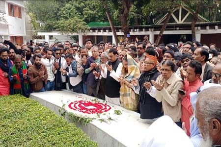 বঙ্গবন্ধুর সমাধিতে নবনির্বাচিত এমপি লাবু চৌধুরীর শ্রদ্ধা