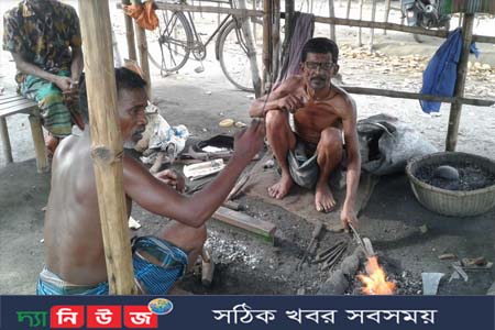 লক্ষ্মীপুরে হাতুড়ি-হাপরের টুংটাং শব্দে মুখরিত  কামারিরা