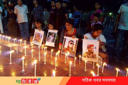 শহীদ মিনারে প্রদীপ জ্বালিয়ে সীতাকুণ্ডের নিহতদের স্মরণ