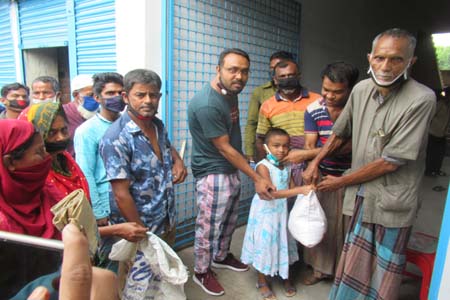 ঝিনাইদহে ৫ শতাধিক নিম্ন আয়ের মানুষের মাঝে খাদ্যসামগ্রী বিতরণ করলেন এমকে এন্টারপ্রাইজ