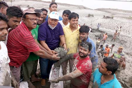 দলমত নির্বিশেষে ক্ষতিগ্রস্ত মানুষের পাশে দাঁড়াতে হবে: এমপি বাবু