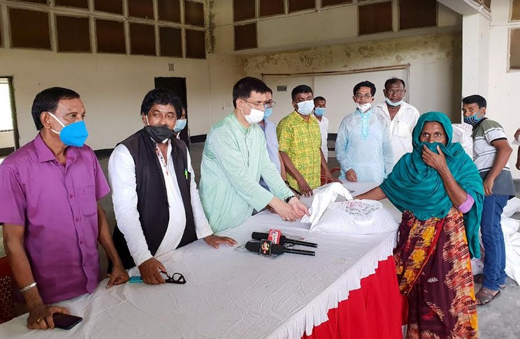 মহেশপুরে দিন মজুরদের খাদ্য সামগ্রী দিলেন এম পি চঞ্চল