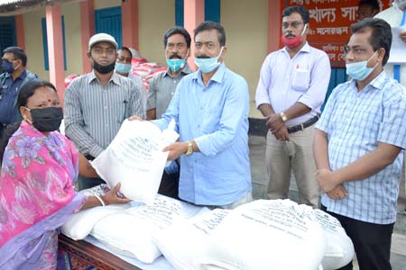 অসহায় মানুষের পাশে গোপাল