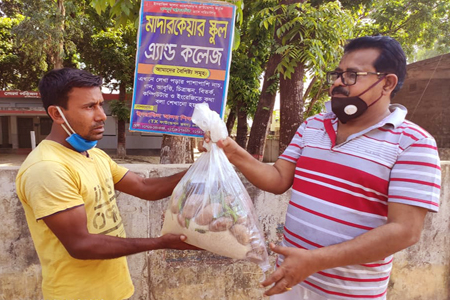 খাদ্যসংকটে থাকা ব্যক্তিদের ফোন পেয়ে খাদ্য পৌছে দিচ্ছেন এমপি ইসরাফিল আলম
