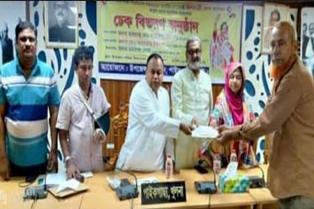 মানবিক সহায়তা চেক বিতরণ