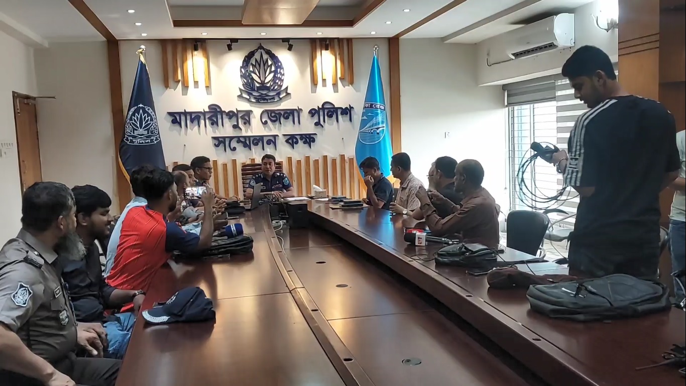প্রধানমন্ত্রীর গাড়ি বহরে কেউ ইট নিক্ষেপ করেনি, অন্য গাড়ির চাকায় লেগে অপর গাড়িতে আসে ইটের টুকরা - পুলিশ সুপার