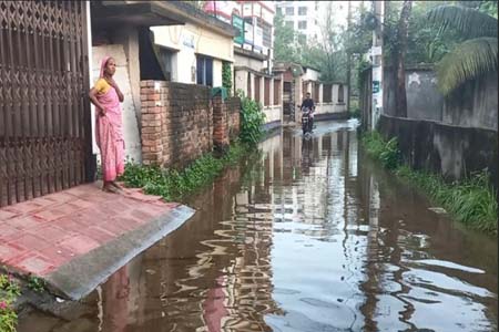 একটু বৃষ্টিতেই জলাবদ্ধতা মাদারীপুর পৌরসভার বিভিন্ন এলাকায়