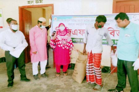 কামারখালীতে অসহায় জেলেদের মাঝে ভি.জি.এফ. চাল বিতরন