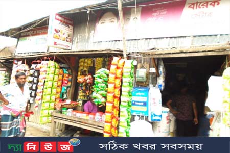 কামারখালী মুদি দোকানে মেয়াদ উত্তীর্ণ বেকারী রুটি বিক্রি
