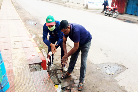 মাগুরায় করোনা প্রতিরোধে ধর্মীয় প্রতিষ্ঠানে সাবান সরবরাহ