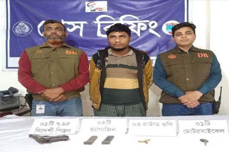 বেনাপোলে ডিবির অভিযানে আগ্নেয়াস্ত্রসহ সন্ত্রাসী মারুফ গ্রেফতার