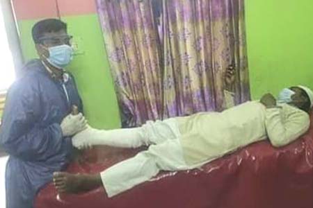 কৃষকের ধান কাটতে গিয়ে পা ভেঙ্গে আহত কালীগঞ্জ পৌর মেয়র আশরাফ