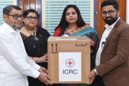 মোকাবিলায় চিকিৎসা সামগ্রী অনুদান